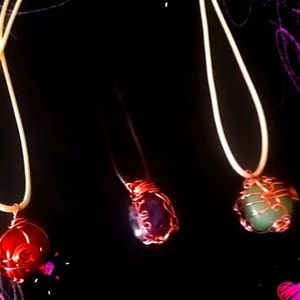 Wired stone necklace